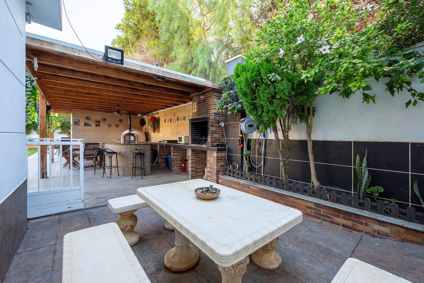 Entire apartment, 'Guest Apartment with Pool' with Private Pool, Wi-Fi and Air Conditioning in Urbanización Roquetas de Mar, Roquetas de Mar