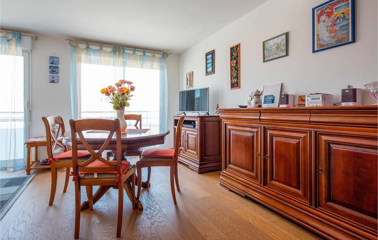 Appartement de vacances entier, 1km Beachfront Apt. with Baby Bed & Parking. in Royan, Côte de Beauté