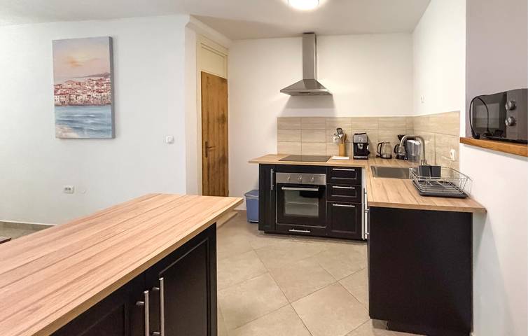 Moderno apartamento de 2 dormitorios con wifi, aire acondicionado y vistas al parque, a 800 m del centro de la ciudad in Labin City, Labin