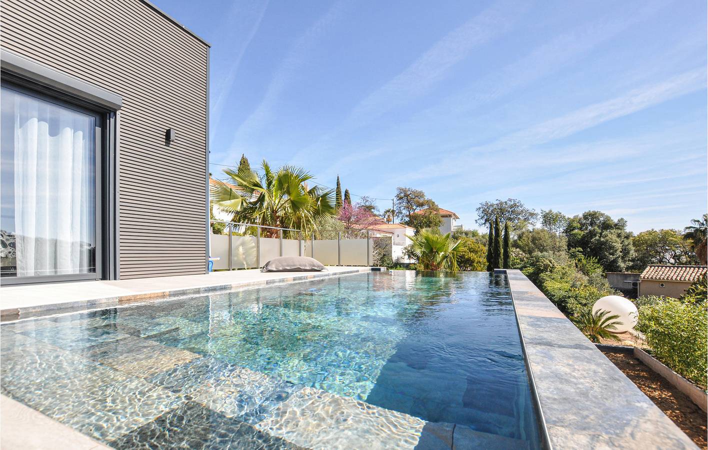 Refugio junto a la playa: 108 pies cuadrados con aparcamiento, aire acondicionado, terraza, piscina e Internet (a 900 m de la playa de Débarquement) in Cavalaire-sur-Mer, Region de Draguignan