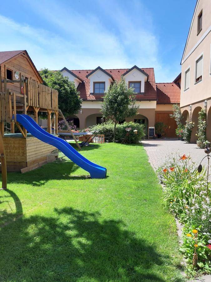 Ferienwohnung für 6 Personen, mit Ausblick und Garten sowie Pool