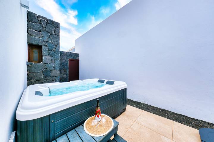 Chalet para 6 personas, con piscina además de jardín y jacuzzi en Lanzarote - 4