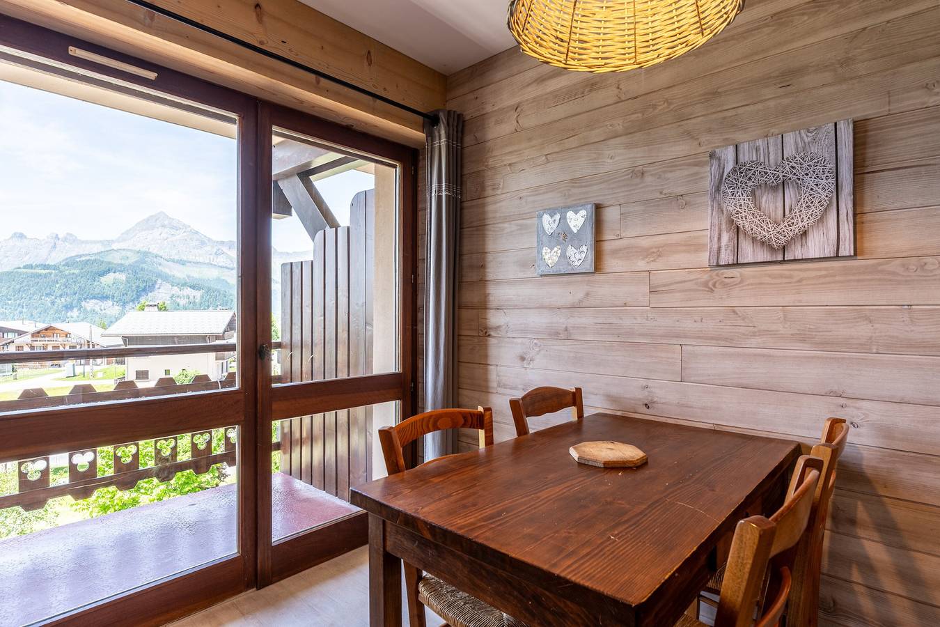 Entire studio, Studio Apartment '14 - Charvin' with Mountain View, Shared Garden and Wi-Fi in Cohennoz, Albertville region