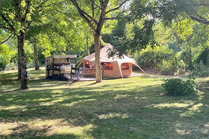 Camping pour 2 personnes, avec Terrasse ainsi que Jardin et Piscine
