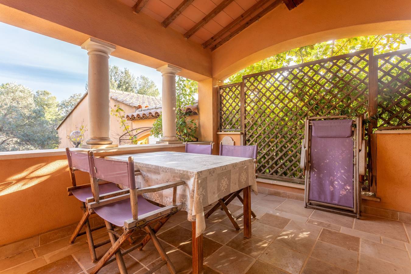 Appartement entier, Appartement « Le Patio » avec vue mer, Wi-Fi et climatisation in La Cadière-d'Azur, Région de Toulon