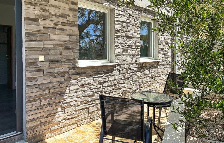 Ganze Ferienwohnung, Charmantes Apartment, 1 km vom Strand entfernt, mit Terrasse, WLAN und Parkplatz in Pisak, Omis-Riviera