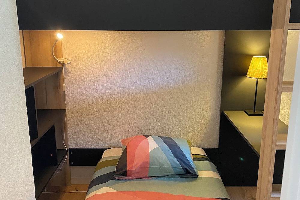 Le petit atelier in Provence with swimming pool and air conditioning in Eyguières, Arles region