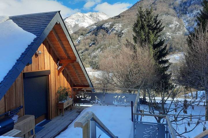 Chalet pour 4 personnes, avec terrasse ainsi que jacuzzi et sauna dans les Pyrénées