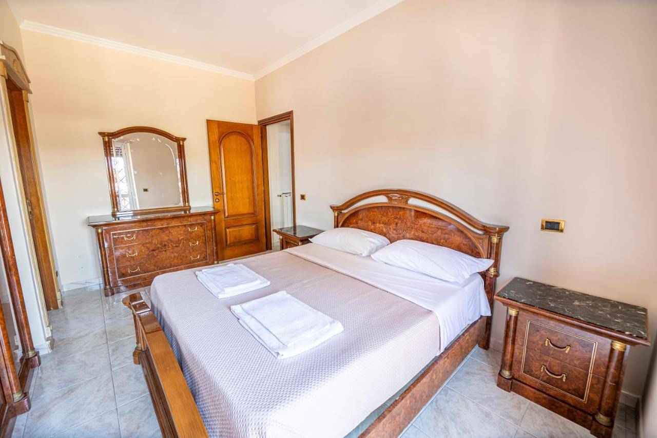Appartamento intero, Two-Bedroom Apartment in Casal Morena, Roma