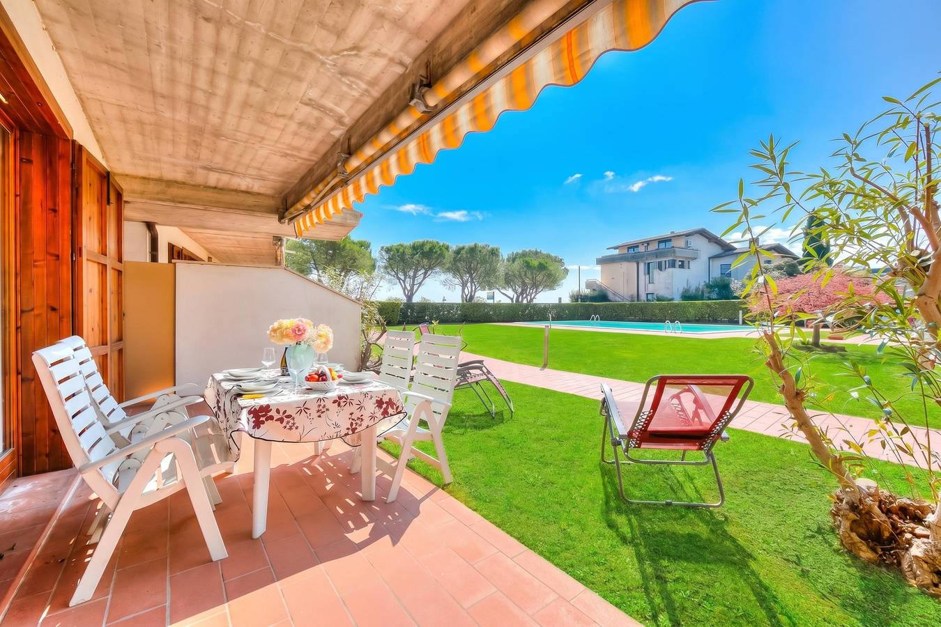 Ganze Wohnung, Cinzia Apartment Front Beach- Pool, Garage & Terrace in Colombare, Sirmione