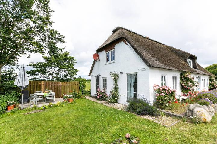 Ganze Wohnung, Ferienwohnung 'Mein Haus Ost' mit Gemeinschaftsterrasse, Gemeinschaftsgarten und Wlan in Pellworm, Nordfriesland