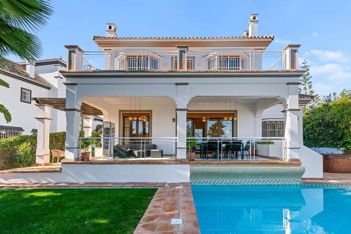 Villa für 8 Personen, mit Balkon und Whirlpool sowie Terrasse und Garten in Marbella Zentrum