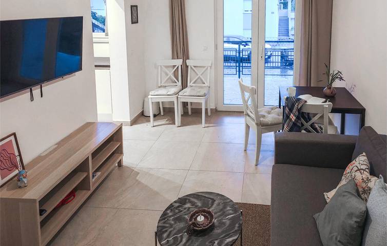 Ganze Ferienwohnung, Gemütliche Ferienwohnung mit Terrasse und WLAN, 1 km von der Küste entfernt in Donji Karin, Zadar
