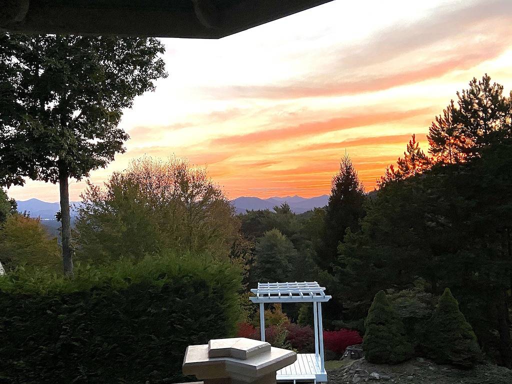 Private apt. in large home with Gorgeous Mountain Views! in Blue Ridge Parkway, Asheville