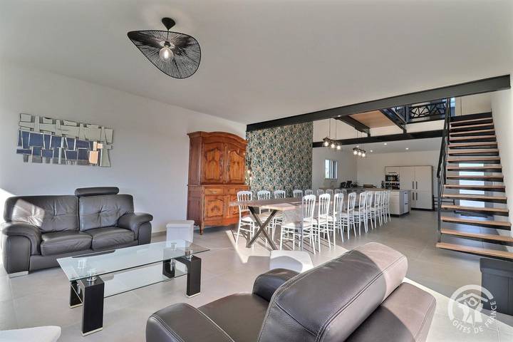 Gîte pour 15 personnes, avec jardin ainsi que terrasse et vue à Parcé
