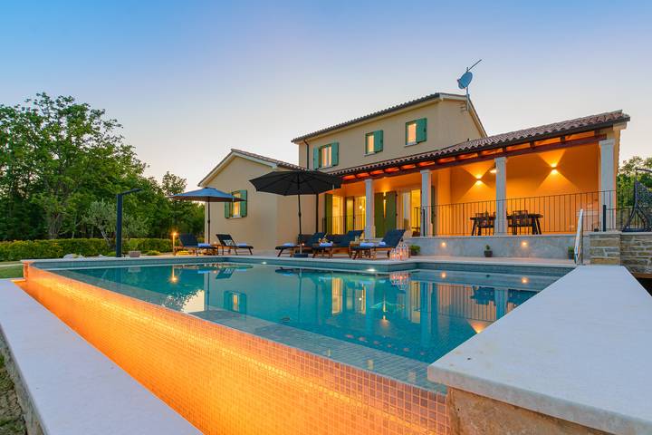 Ferienhaus für 8 Personen, mit Terrasse und Pool