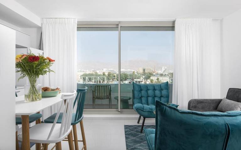 Gîte pour 4 personnes, avec terrasse et piscine ainsi que bassin pour enfant et vue à Eilat