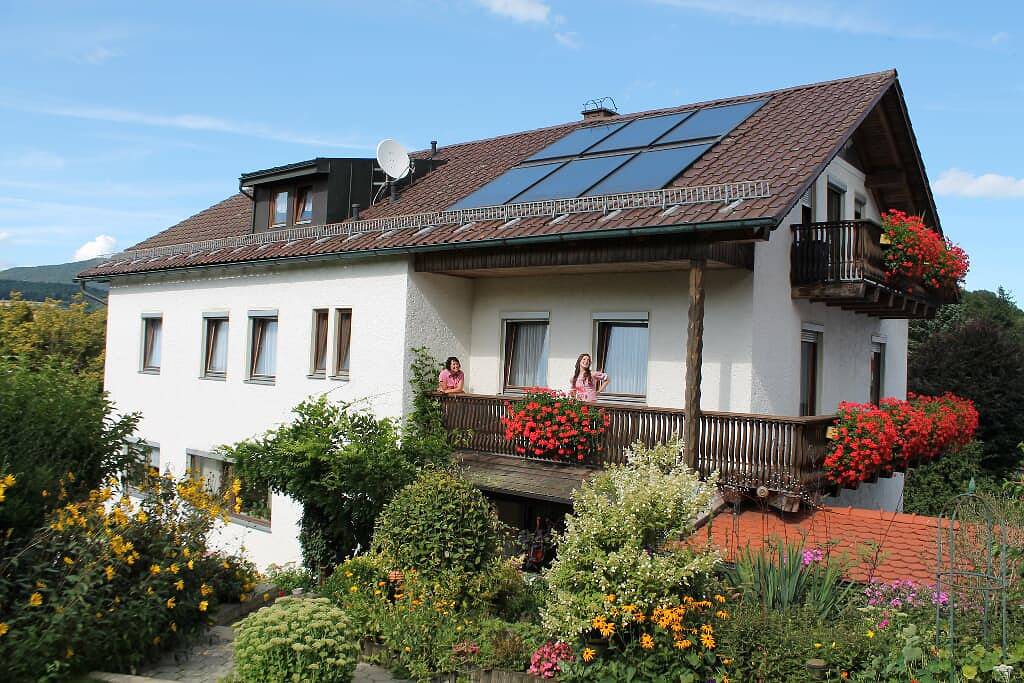 Gästehaus Fidelis - Einzelzimmer mit Blick auf den Ortskern in Grafenwiesen, Ostbayern