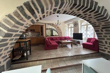 Location de vacances pour 15 personnes, avec terrasse à Brioude