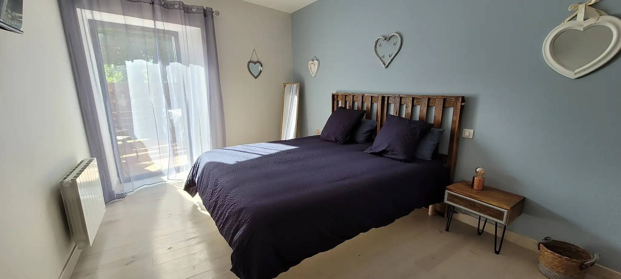 Chambre d'hôtes « Chambre Cézallier » avec terrasse privée et jacuzzi privatif in Soulages, Région de Saint-Flour