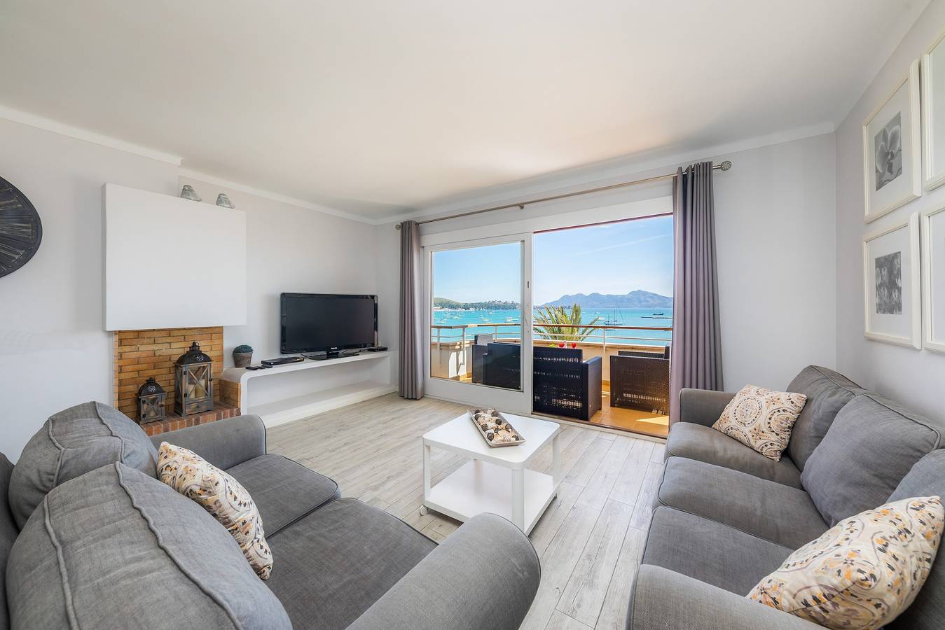 Entire apartment, Holiday Home ‘Apartamento Brisas’ with Sea View, Wi-Fi, A/C & Balcony in Port de Pollença, Pollença