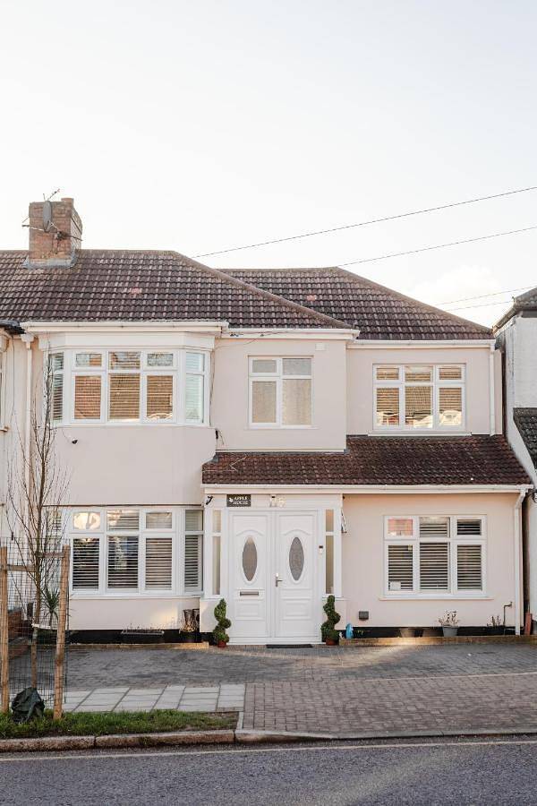 Family Room with Shared Bathroom in Harrow, London