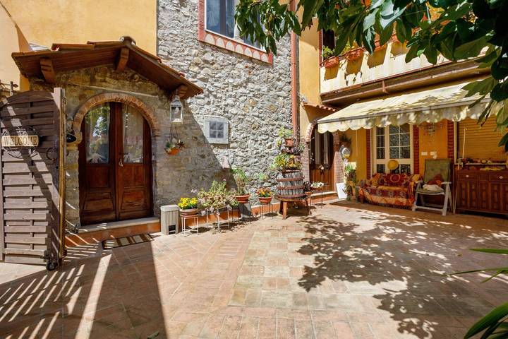 Stanza 'Stanza 2' con vista montagna, Wi-Fi e aria condizionata in Casano-Dogana-Isola, Luni