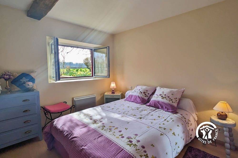Charmant gîte à la campagne pour 2, Wi-Fi, terrasse, grand jardin de 3ha, pêche loisirs. in Chammes, Mayenne