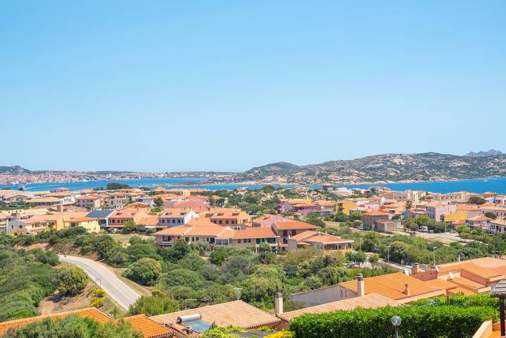 Ganze Wohnung, Ferienwohnung mit Meerblick und Terrasse, nur wenige Schritte vom Zentrum von Palau entfernt in Palau (dorf), Palau (Sardinien)