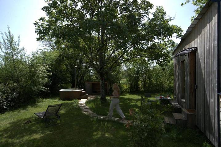 Gîte pour 2 personnes, avec piscine et jardin ainsi que terrasse et vue à Lissac-et-Mouret