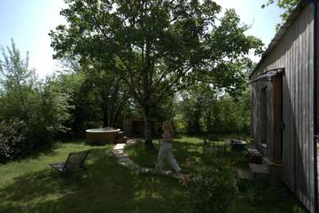 Camping pour 2 personnes, avec piscine et terrasse ainsi que jardin et vue dans le Lot