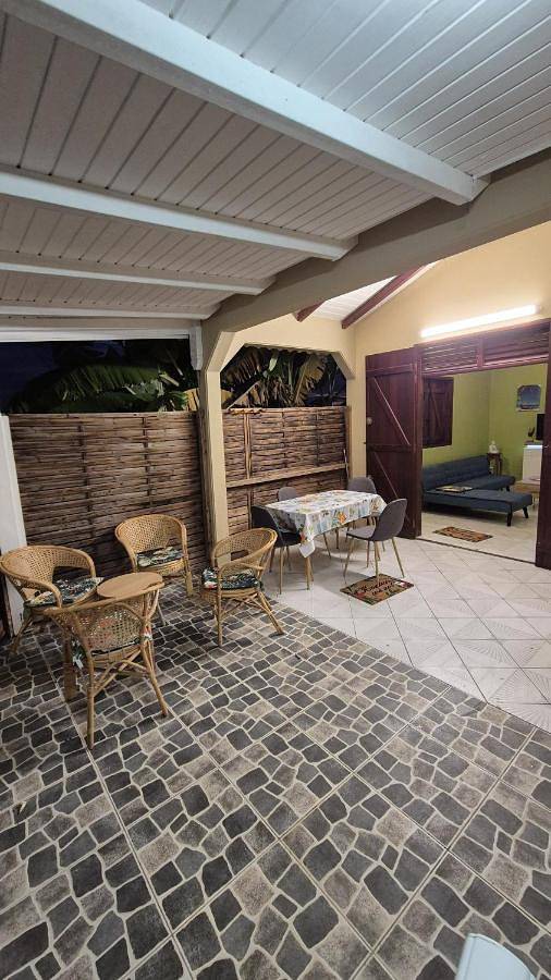 Gîte pour 4 personnes, avec terrasse dans Plage de Petite Anse