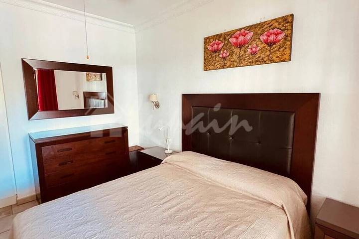 Ganze Wohnung, Spacious 2-bedroom apartment with heated pool, close to the beach in Los Cristianos, Arona