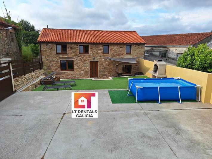 Location de vacances pour 10 personnes, avec jardin ainsi que piscine et terrasse à Noia