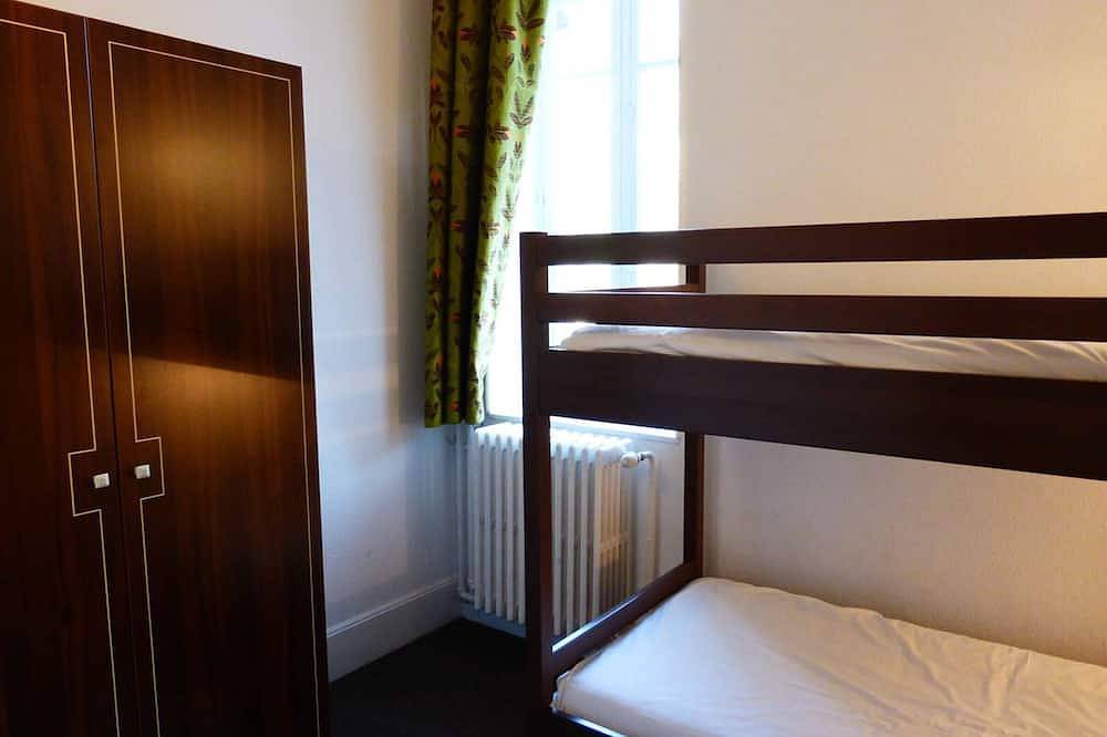 Entire apartment, 3-room apartment with terrace and parking in Jausiers in Jausiers, Mercantour National Park