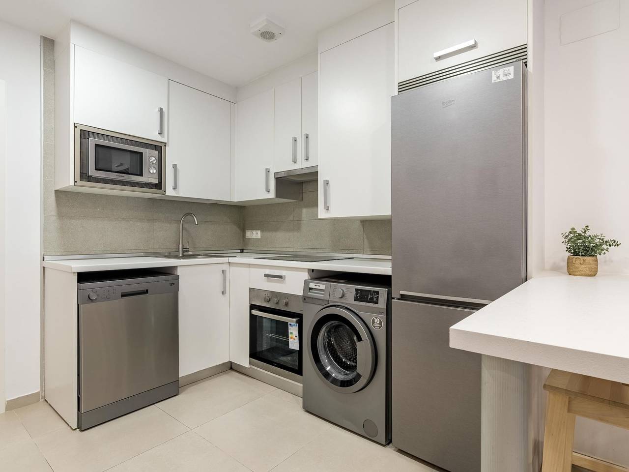 Apartamento vacacional entero, Charming Madrid La Elipa Ii - Amplio y comodo apartamento para 6 in Madrid, Provincia de Madrid