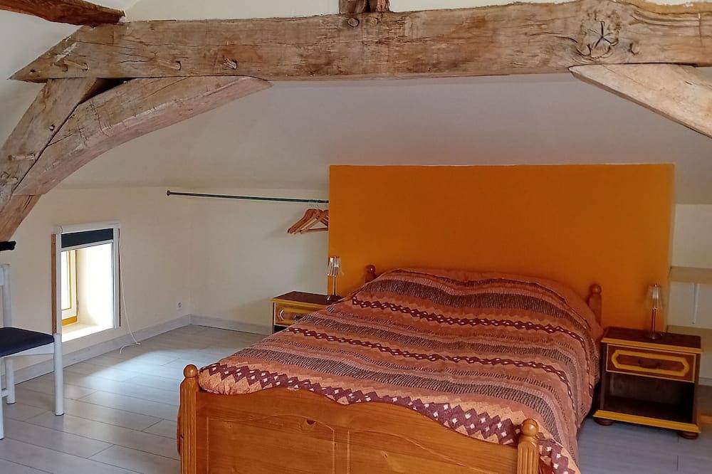 Maison Longère Avec du Charme de la Tranquillité et de L'espace in Cersay, Loire-Tal