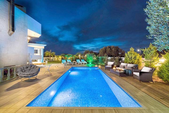 Villa pour 7 personnes, avec Balcon et Terrasse ainsi que Jardin et Piscine