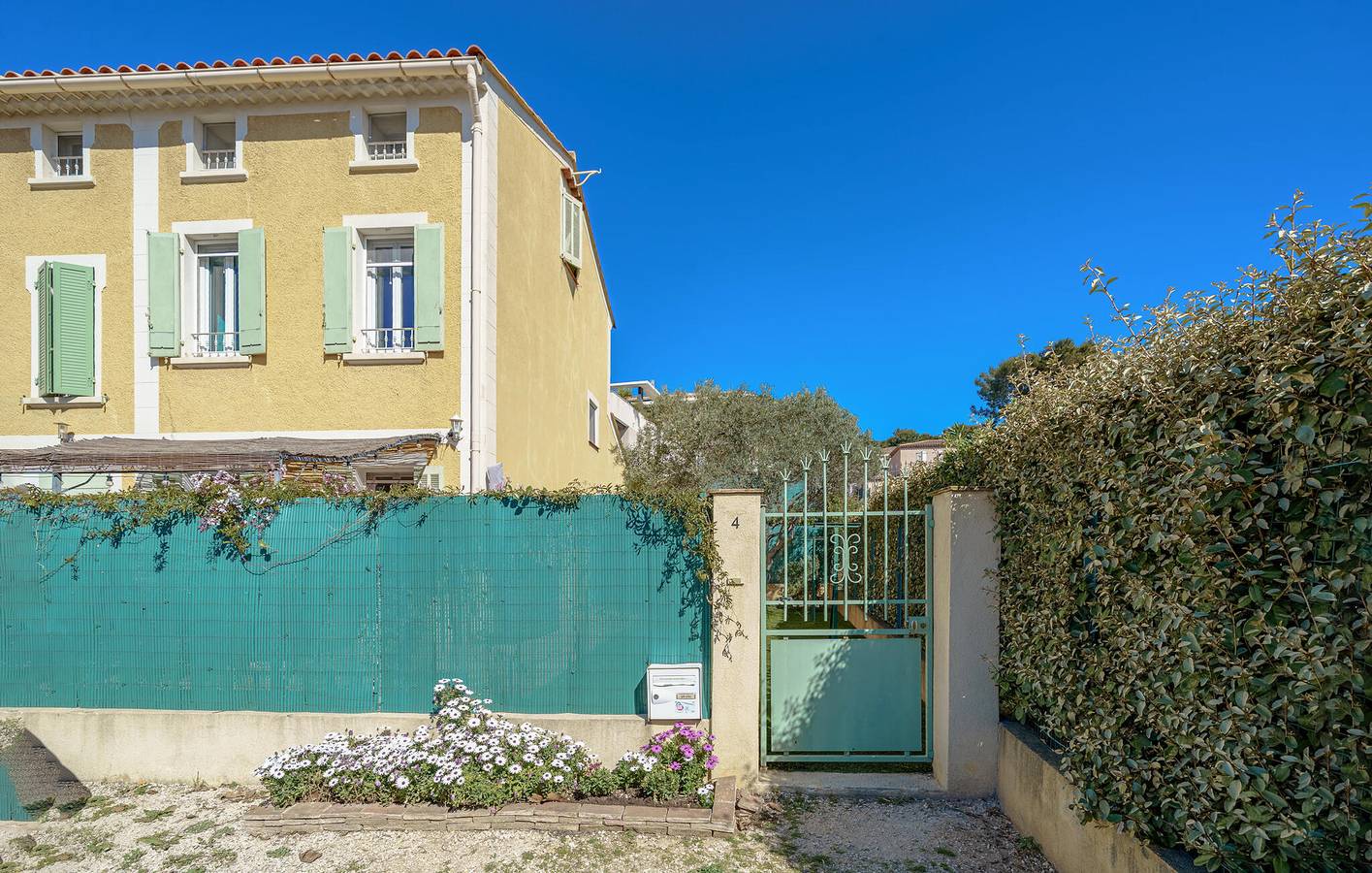 Beachside Retreat: 82m² with Parking, AC, Terrace & WiFi! in Sanary-sur-Mer, Toulon region