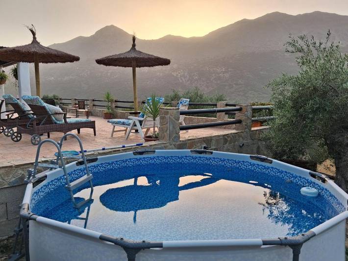 Chalet pour 5 personnes, avec terrasse ainsi que vue et piscine - 1