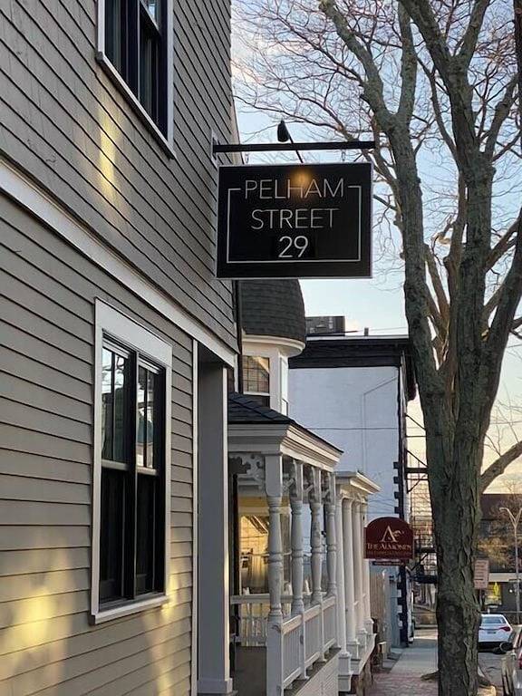 Very cool 1 Bed/ 1 Bath / (Sleeps 4) Dog friendly with parking on Historic Pelham St. in Newport, Newport County