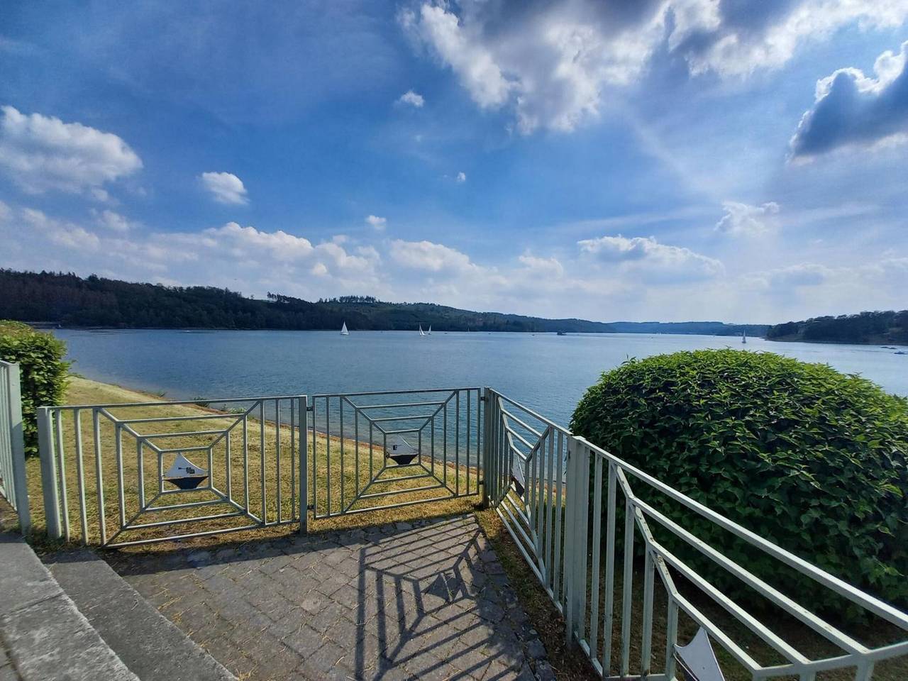 Appartement 'Seeappartement Sorpeglück' met uitzicht op het meer, balkon en zwembad, foto 9