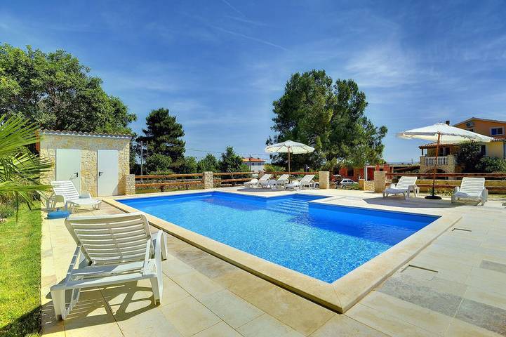 Ferienwohnung für 4 Personen, mit Garten und Pool sowie Balkon, kinderfreundlich - 1