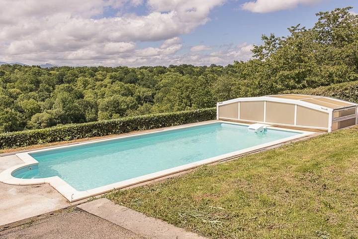 Gîte pour 4 personnes, avec Balcon/Terrasse et Terrasse ainsi que Jardin et Piscine