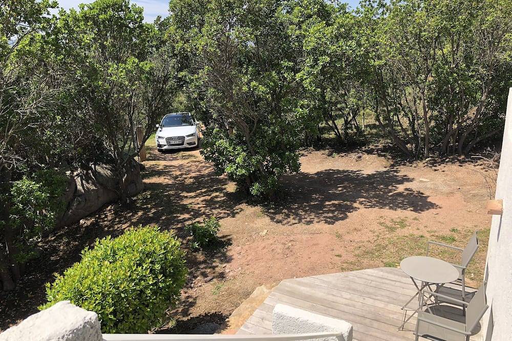 Detached house with 2 bedrooms, beautiful sea view and closed garden. in Fautea, Zonza
