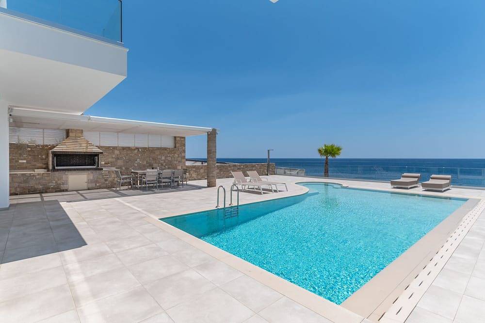 Seafront brand new luxury villa swimming pool -ideal for families, free transfer in Achlia, Lasithi