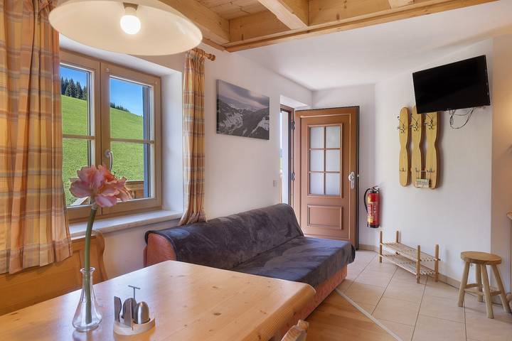 Hel lägenhet, Holiday Apartment 'Enzian' with Shared Terrace, Balcony and Wi-Fi in Wagrain, Ski Amadé