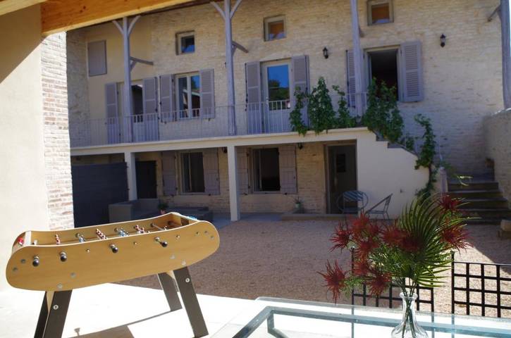 Location de vacances pour 8 personnes, avec Balcon ainsi que Terrasse et Jardin à Lugny