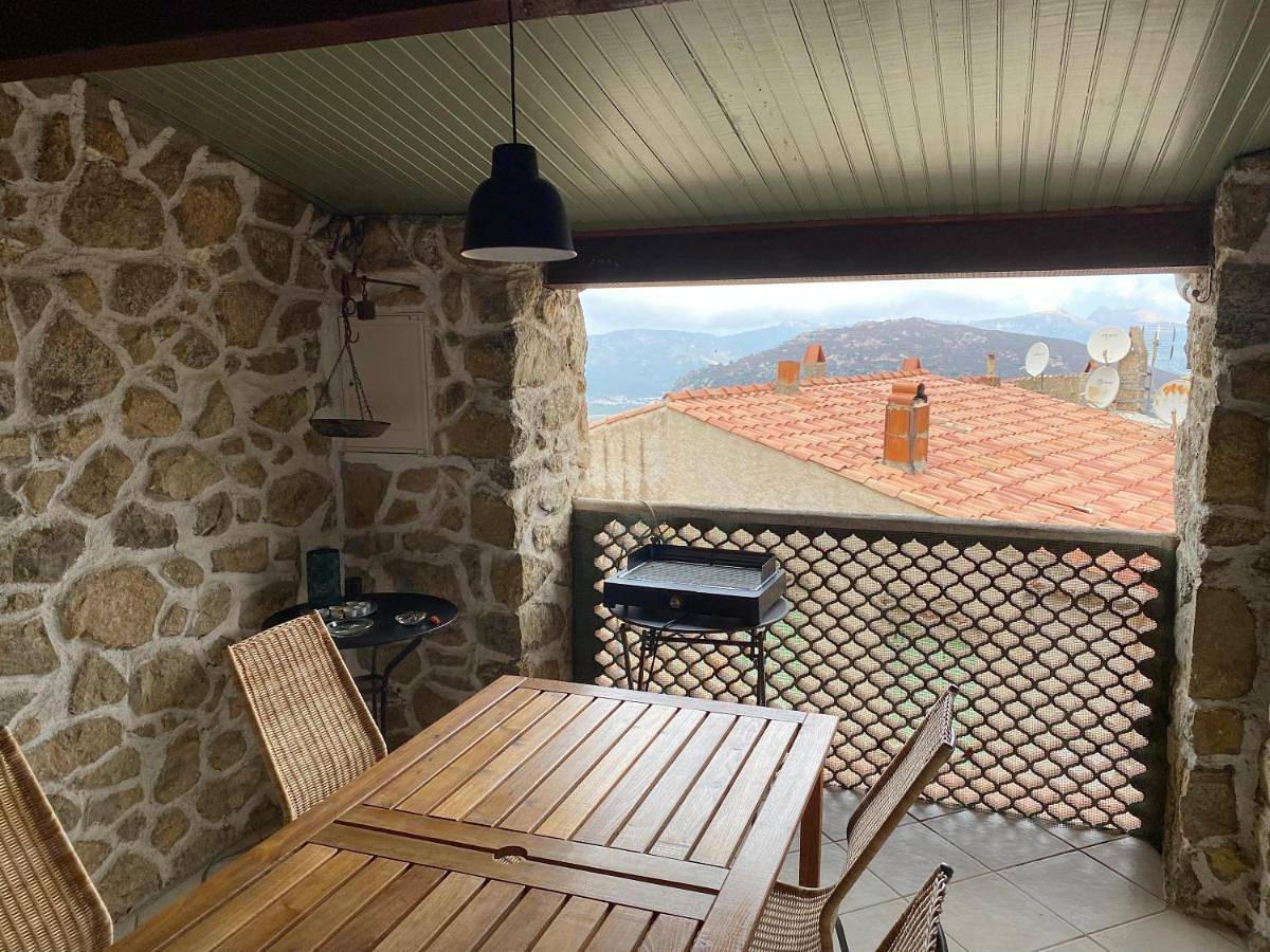 Four-Bedroom House in Nessa, Région de Calvi