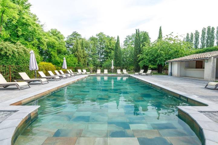 Hôtel pour 4 personnes, avec Jacuzzi et Terrasse ainsi que Jardin et Piscine